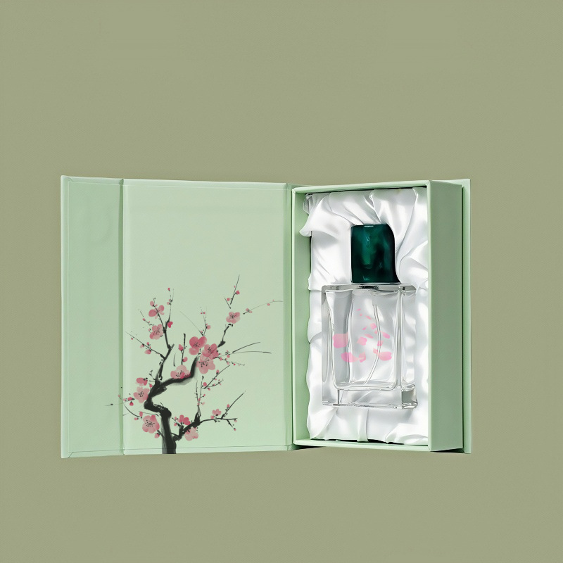 Flacon de parfum présenté avec une boîte cadeau verte ouverte et son calage